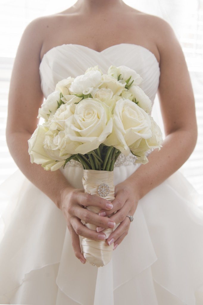 detail picture of brides white bouquet best nj wedding photographer